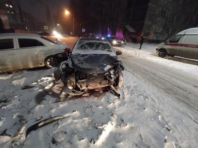 На Касимовском шоссе столкнулись три иномарки, пострадал один из водителей